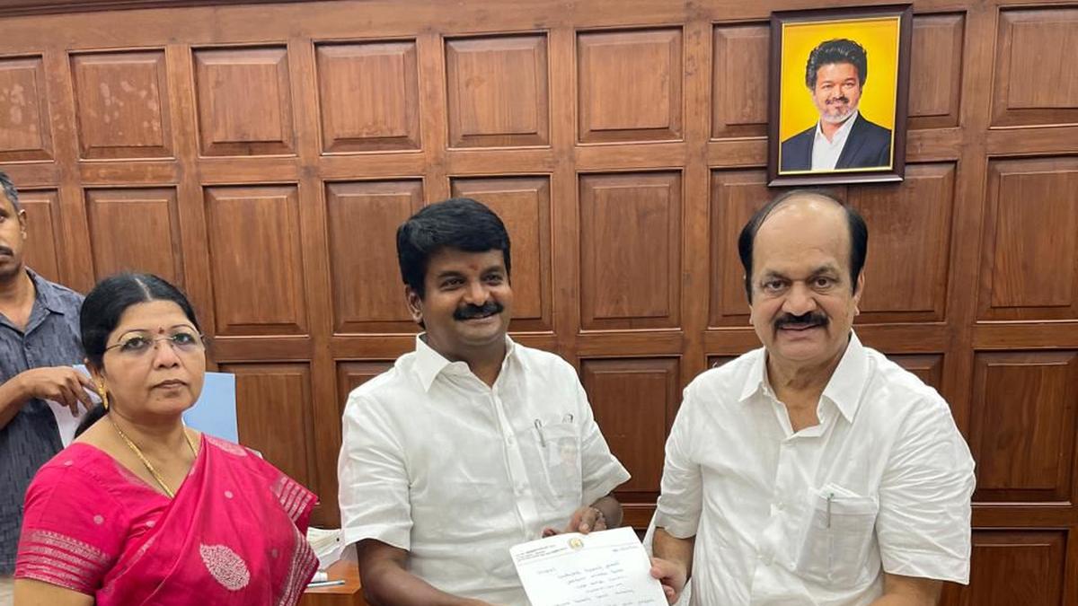 அதிமுக முன்னாள் அமைச்சர்கள் நாளை த.வெ.க.வில் இணைகிறார்களா? மாமல்லபுரத்தில் பிரம்மாண்ட வரவேற்பு ஏற்பாடுகள்!